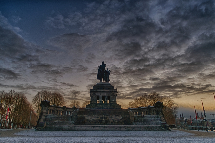 Besuchen Sie das Deutsche Eck in Koblenz im Winter und genießen Sie die besondere Atmosphäre.
