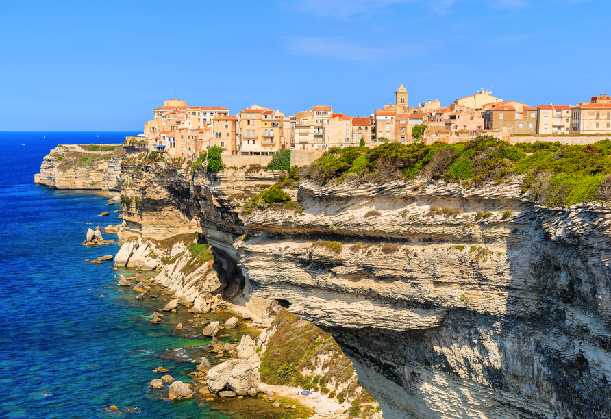 Auf der französischen Insel Korsika besuchen Sie Bonifacio.