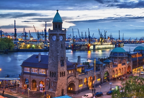 Im Hamburger Hafen treffen die unterschiedlichsten maritimen Sehenswürdigkeiten aufeinander.