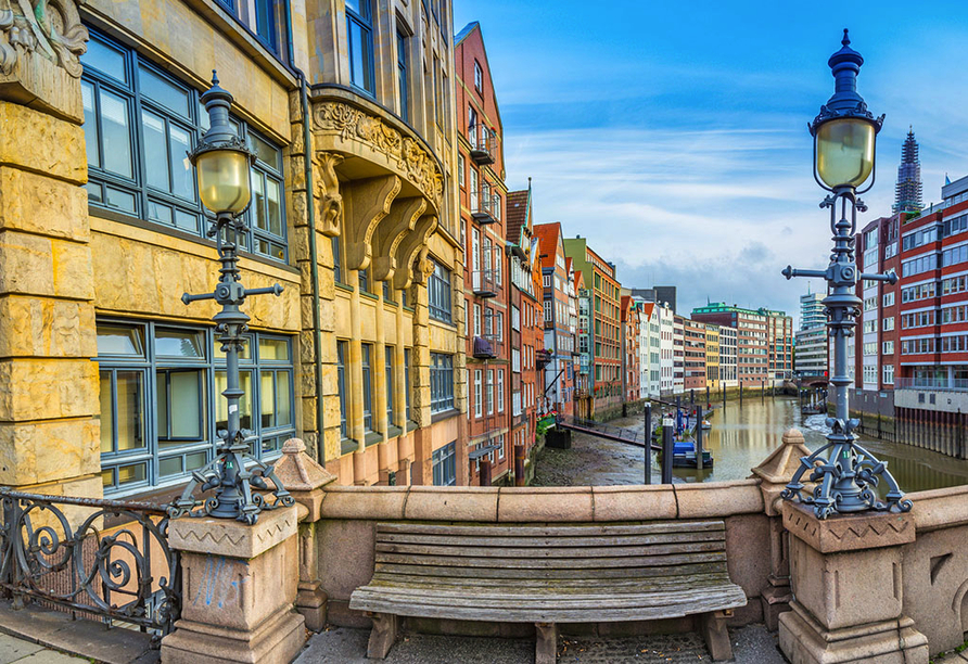 Malerische Häuserfassaden prägen das Stadtbild von Hamburg.