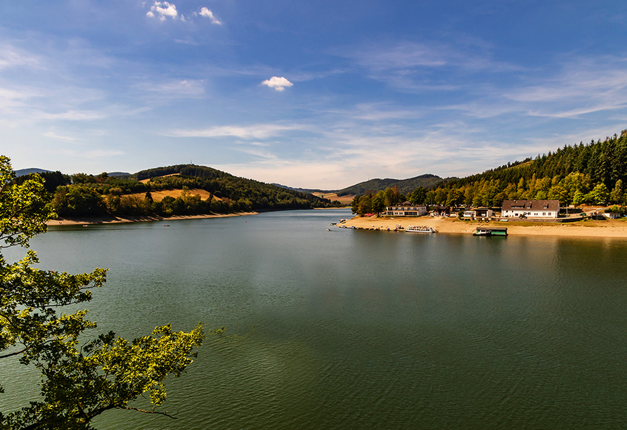 Der Diemelsee – die Perle im Sauerland – ist ein Eldorado für Naturfreunde, Wanderer und Wassersportler.