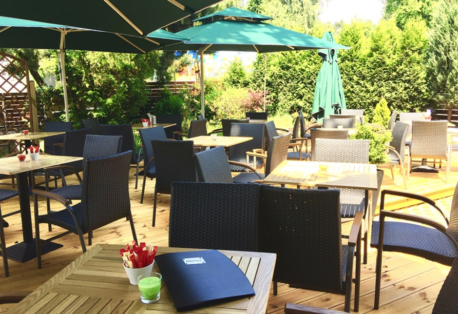 Bei schönem Wetter können Sie auf der Terrasse gemütlich speisen.