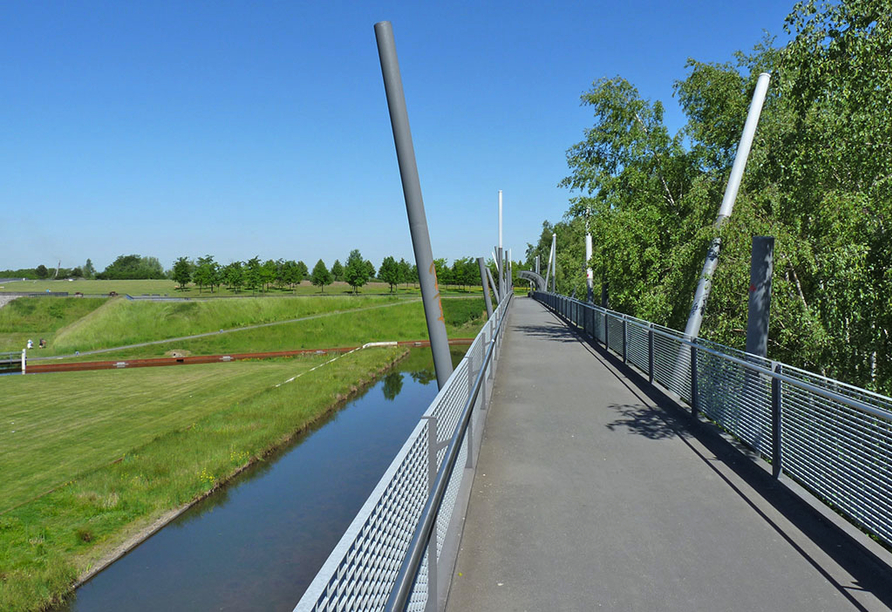 Westpark Bochum: gut ausgebaute Radwege, moderne Spielplätze, große Wiesen und Reliquien der Industriekultur erwarten Sie.