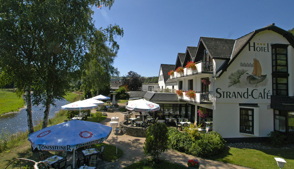 Das PRIMA Hotel Strand-Café begrüßt Sie in idyllischer Lage direkt an der Wied.