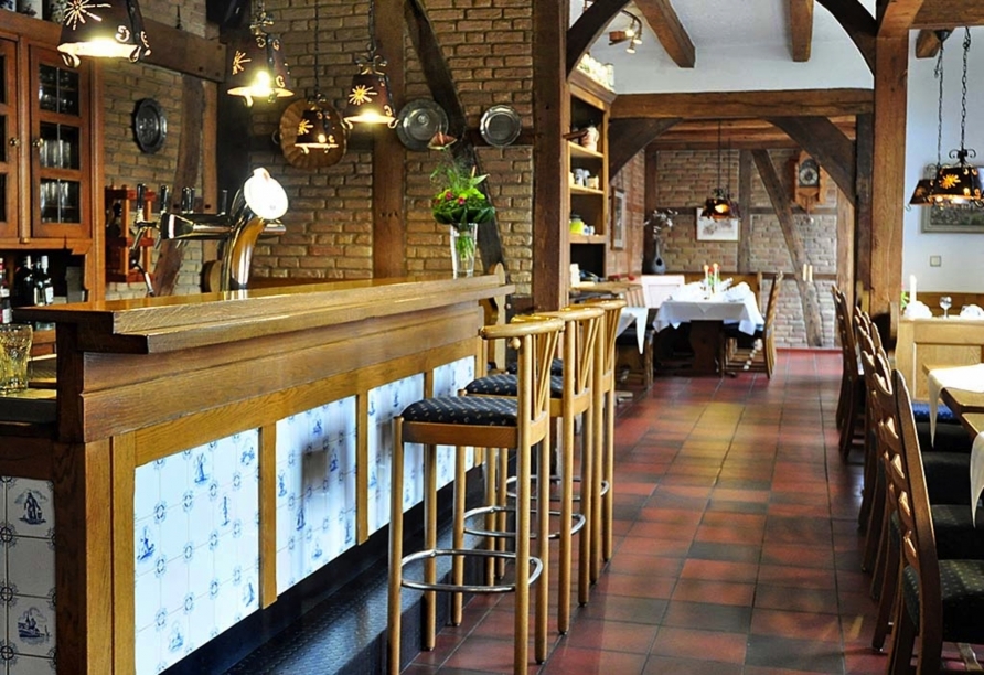 Nehmen Sie an der Bar des Alten Gasthauses Lanvers Platz.