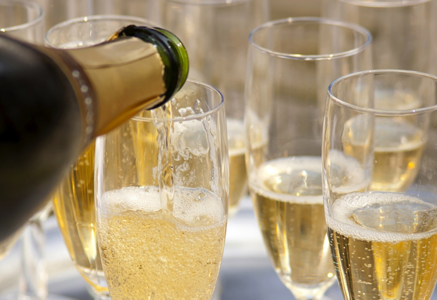 Begrüßen Sie das neue Jahr mit einem Glas Sekt.