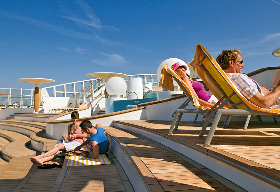 Tanken Sie Sonne auf dem Pooldeck.