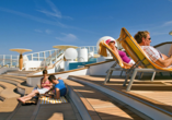 Tanken Sie Sonne auf dem Pooldeck.