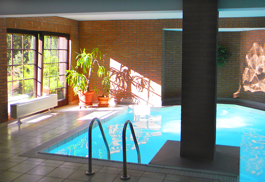 Schwimmen Sie eine Runde im Hallenbad des Landhotels Am Alten Zollhaus.