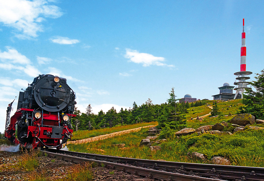 Die beliebte Brockenbahn und der Brocken, der höchste Berg im Harz, sind immer einen Ausflug wert.