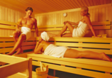 Machen Sie einen Aufguss in der Sauna.
