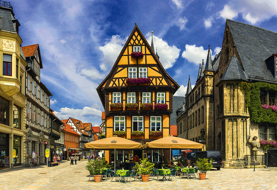 Unternehmen Sie einen Ausflug nach Quedlinburg. Die hübsche Stadt lädt zum Verweilen ein.