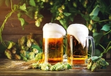 Bei sonnigem Wetter und einem frisch gezapften Bier können Sie im Biergarten des Hotels wunderbar entspannen.