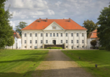 Besuchen Sie Schloss Hohenzieritz in knapp 30 km Entfernung.