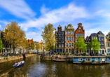 Die Hauptstadt Amsterdam begeistert mit unzähligen Grachten und Kanälen.