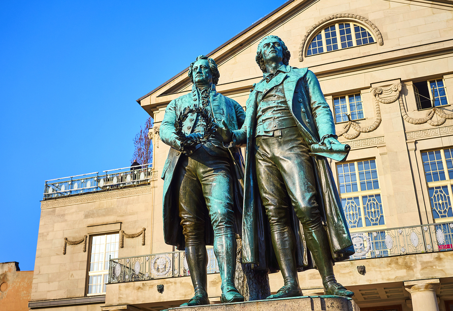 Erkunden Sie die Dichterstadt mit den Denkmälern von Goethe und Schiller.