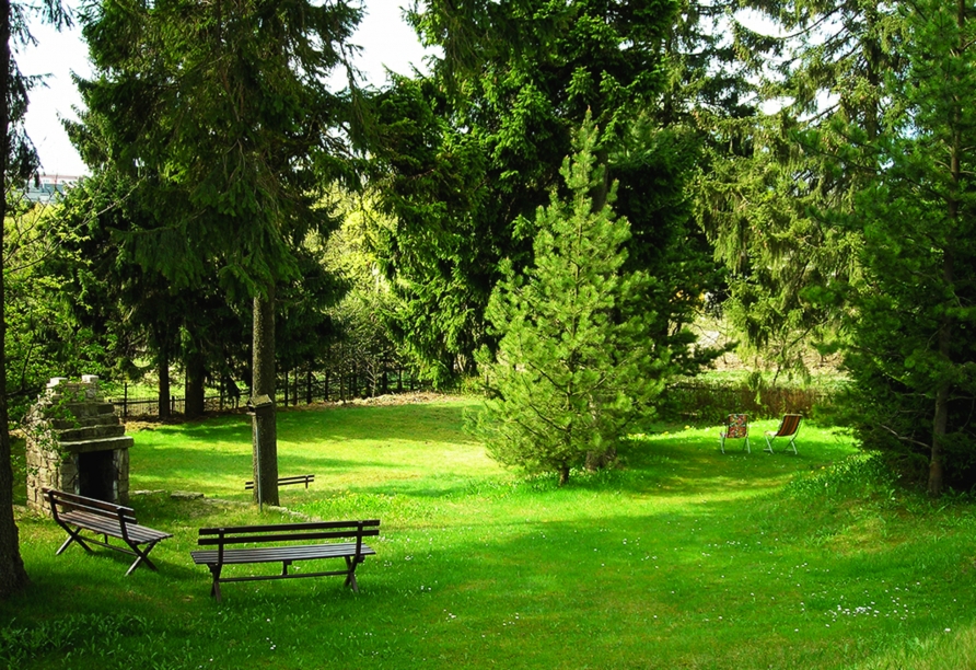 Entspannen Sie im Sommer auf der Liegewiese des Hotels Zum Gründle.