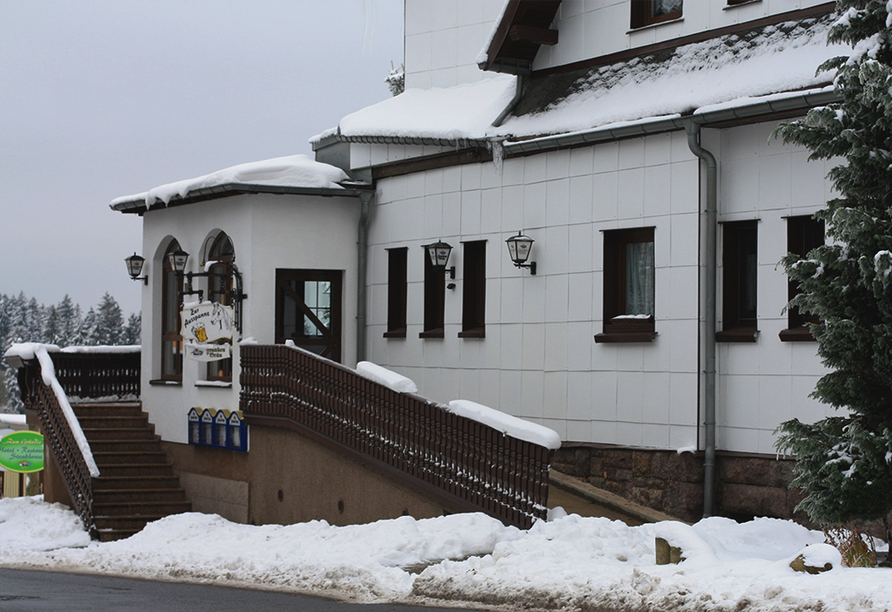 Hotel Zum Gründle in Oberhof, Außenansicht im Winter