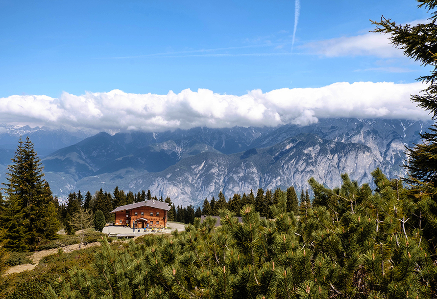Genießen Sie das Bergpanorama des Karwendelgebirges.