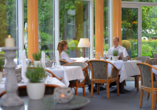 Genießen Sie im Restaurant des Seehotels Grossherzog von Mecklenburg köstliche Gerichte.