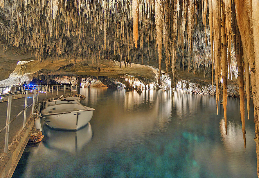 An einem Ihrer freien Tage bietet sich ein Besuch der berühmten Drachenhöhle in Porto Cristo an.
