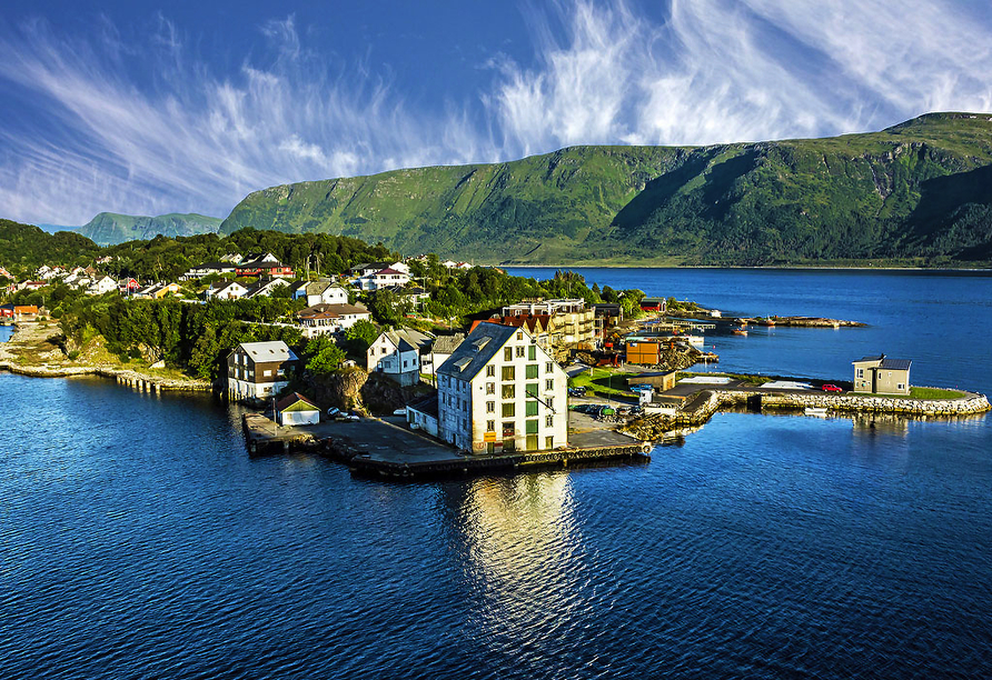 Im schönen Städchen Ålesund treffen die Berge und Fjorde auf die unendliche Weite des Ozeans.