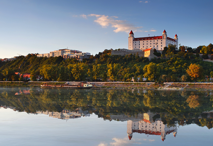 Die Burg Bratislava thront eindrucksvoll über der Donau.
