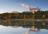 Die Burg Bratislava thront eindrucksvoll über der Donau.