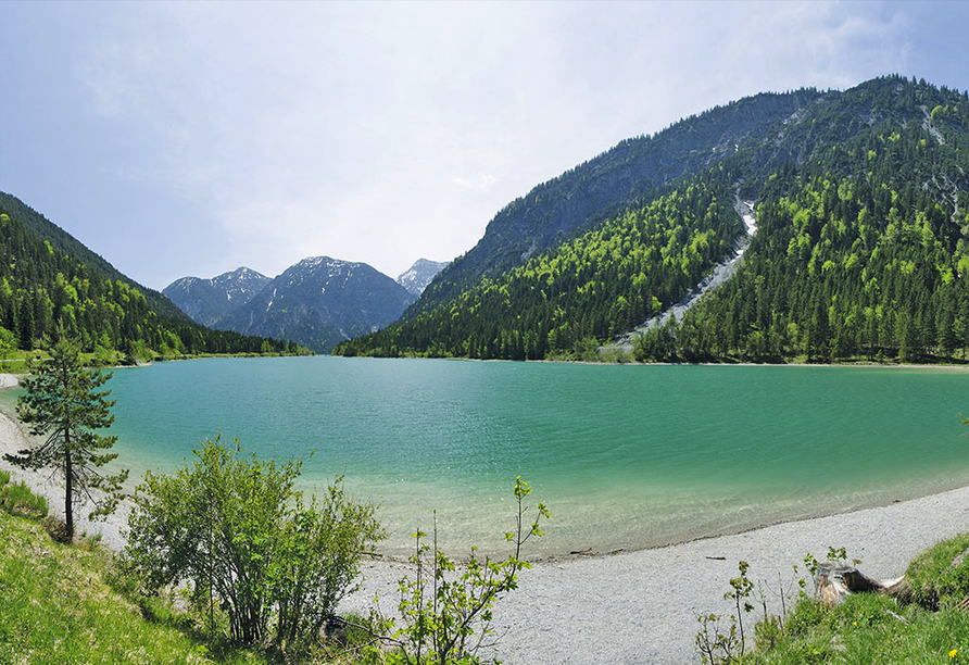 Der Plansee ist malerisch gelegen inmitten der Lechtaler Alpen.