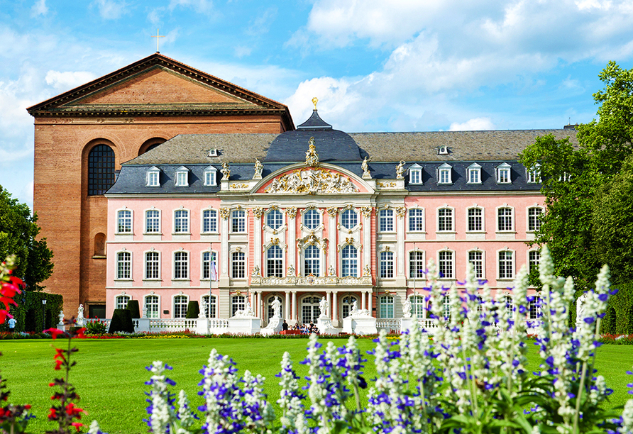 Auch das Kurfürstliche Palais in Trier sollten Sie sich nicht entgehen lassen.