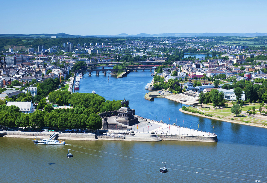 Das Deutsche Eck in Koblenz wird Jahr um Jahr von vielen Touristen besucht.