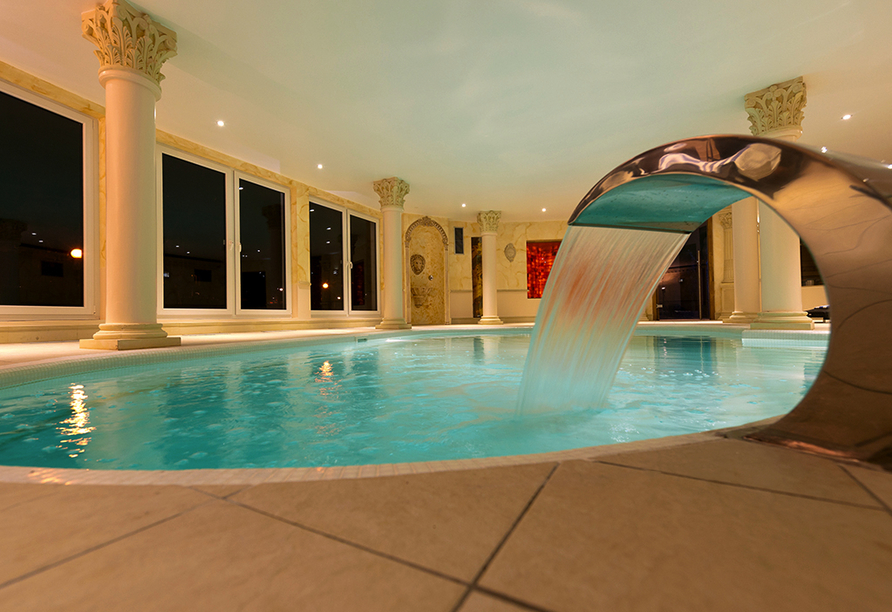 Schwimmen Sie Ihre Bahnen im Hallenbad im Hotel du Parc Wellness & Beauty.