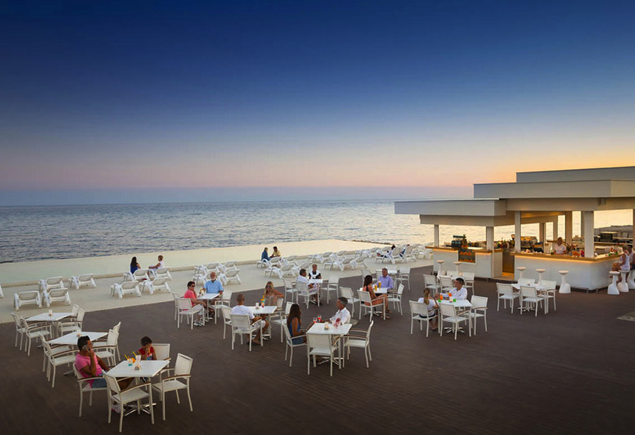 Genießen Sie den einmaligen Ausblick an der Punto Mare Fun & Beach Zone Bar am Strand.