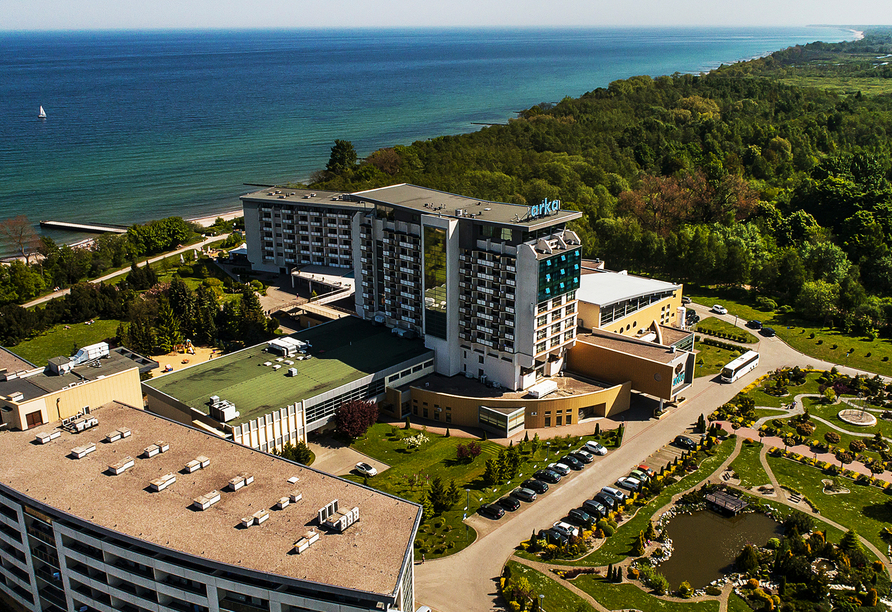 Mitten im Grünen und in direkter Strandnähe liegt das Hotel Arka Medical SPA.