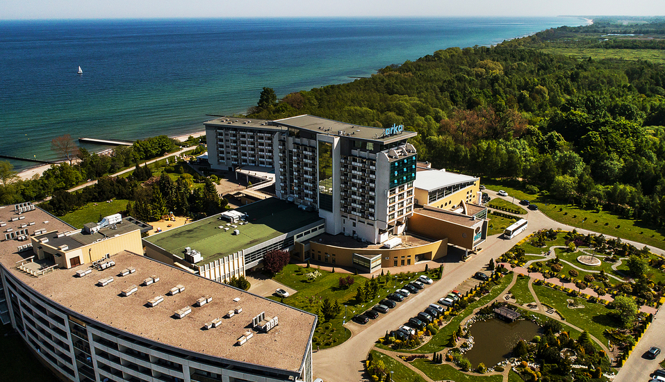 Mitten im Grünen und in direkter Strandnähe liegt das Hotel Arka Medical SPA.