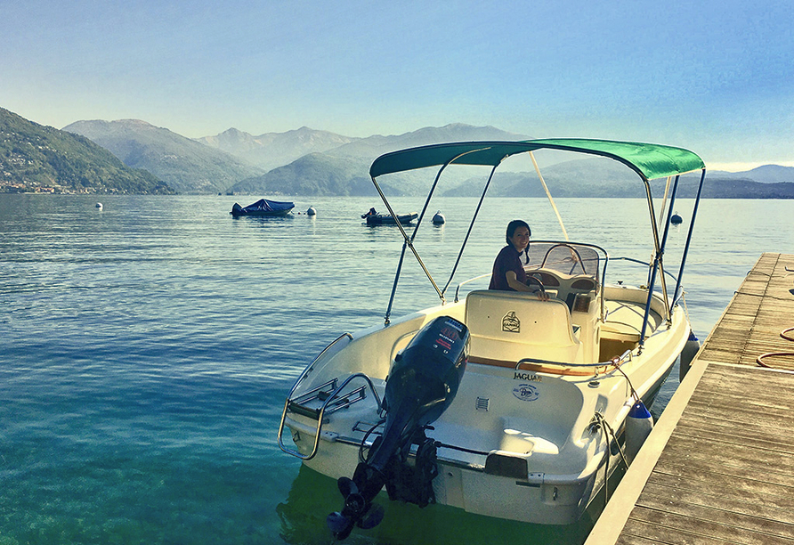 Machen Sie einen Ausflug über den Lago Maggiore mit einem Motorboot.