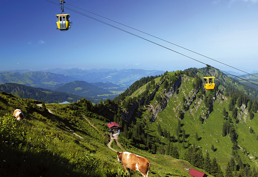 Die Bergbahn bietet einen unglaublichen Ausblick über die Berge.