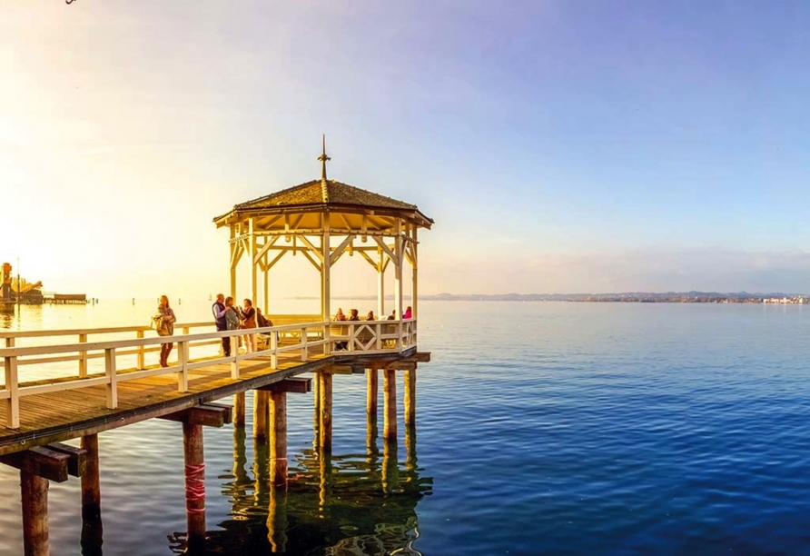 Romantischer Sonnenuntergang in Bregenz am Bodensee.