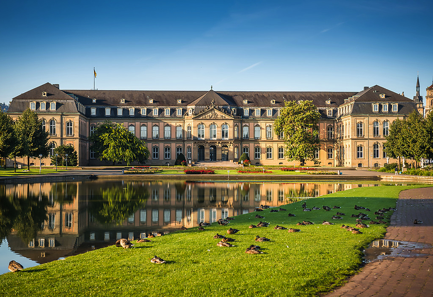 Entdecken Sie die schönsten Sehenswürdigkeiten von Stuttgart wie das Neue Schloss.