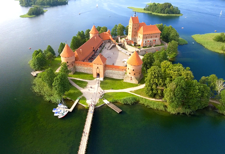 Die Wasserburg Trakai ist die Hauptsehenswürdigkeit von Litauen und war im Mittelalter die Residenz litauischer Großfürsten. Der Eintritt ist für Sie inkludiert.