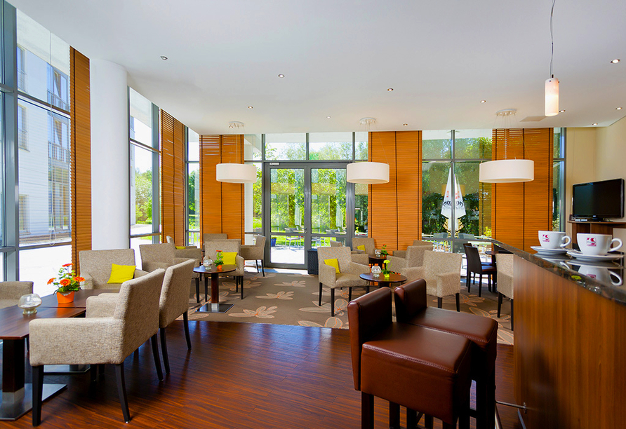 Holen Sie sich ein leckeres Getränk an der Bar im Parkhotel Rügen.