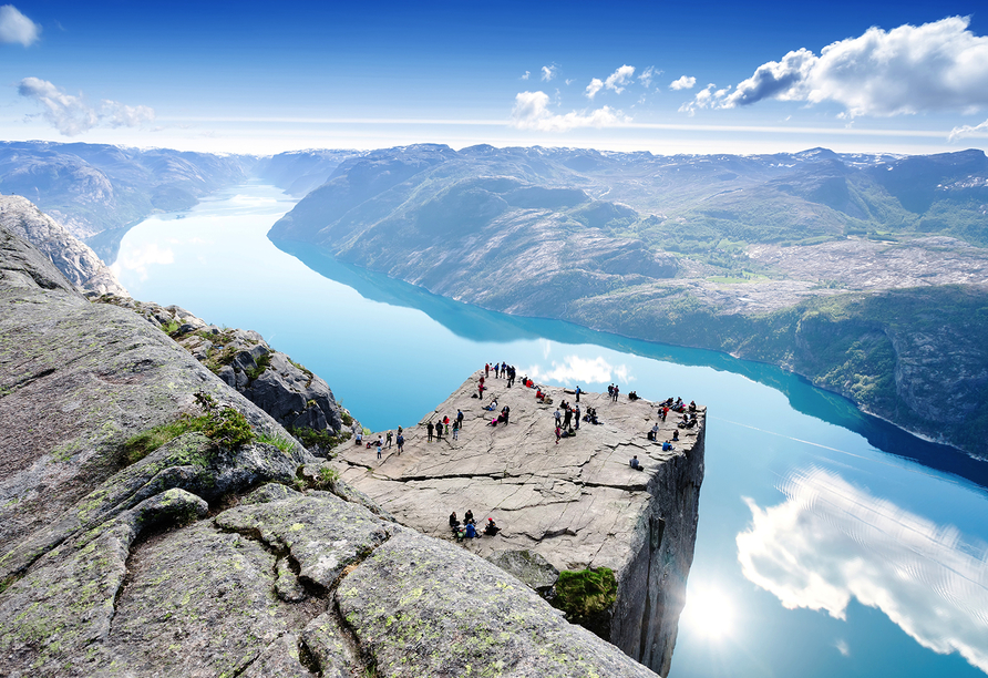 Schwindelfreie Wanderfreunde sollten unbedingt den Aufstieg zum spektakulären Preikestolen wagen!