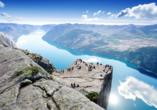 Schwindelfreie Wanderfreunde sollten unbedingt den Aufstieg zum spektakulären Preikestolen wagen!