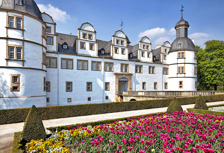 Besuchen Sie die schöne Stadt Paderborn mit dem Schloss Neuhaus.