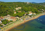 Le Acacie Hotel & Residence, Außenansicht Hotelanlage und Strand Naregno
