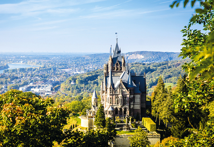 Vom Schloss Drachenburg auf dem Drachenfels bietet sich Ihnen ein wundervoller Blick über das Siebengebirge.