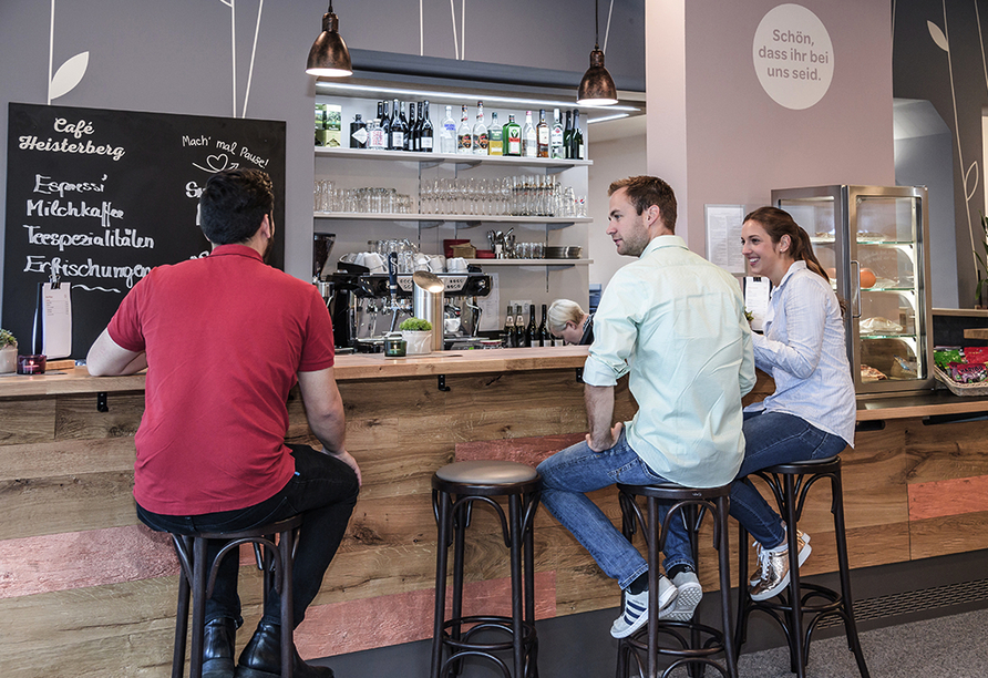 Freuen Sie sich auf gesellige Stunden an der Bar des Naturpark Cafés im JUFA Hotel Königswinter.