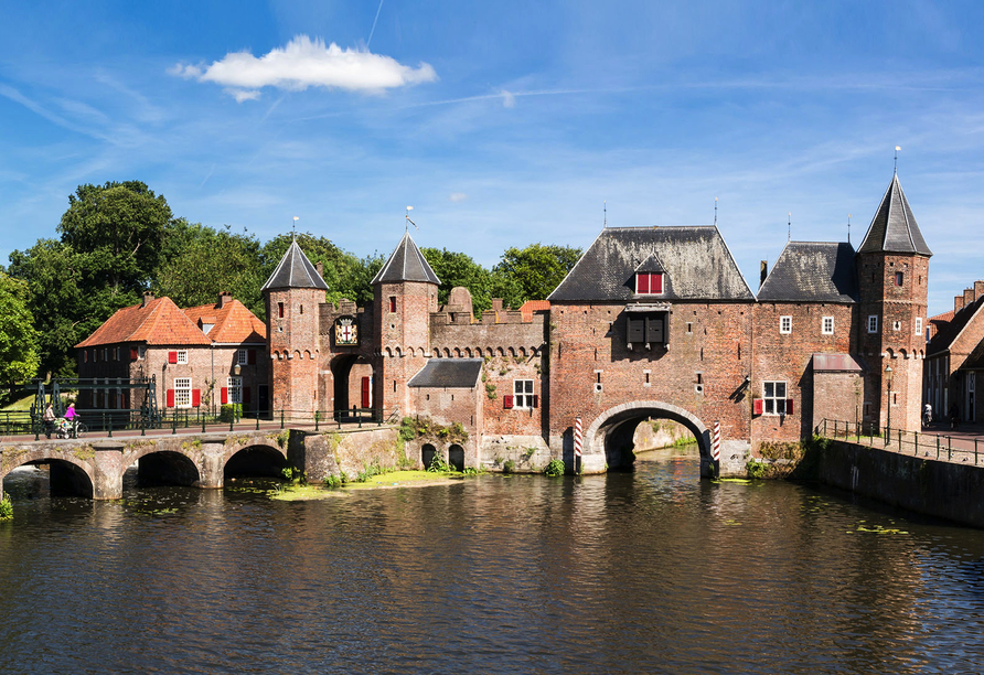 Das Koppelport in Amersfoort ist ein einzigartiges Land-und-Wasser-Tor aus dem 18. Jahrhundert.