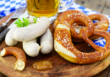 Genießen Sie traditionelle bayerische Speisen.