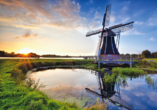Charakteristische Windmühlen schmücken die holländische Naturlandschaft.